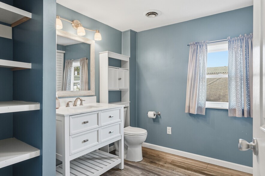 Bathroom - 216 W William St