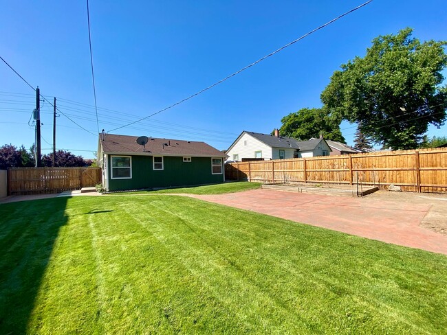 Building Photo - Updated Selah Home with Large Yard