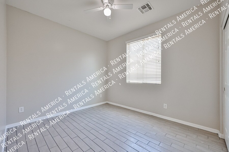 Building Photo - 15573 W Laurel Ln