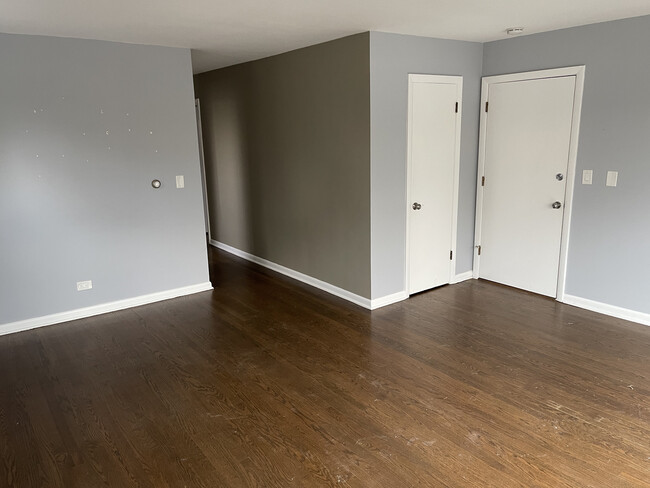 Building Photo - 5259 N Leamington Ave