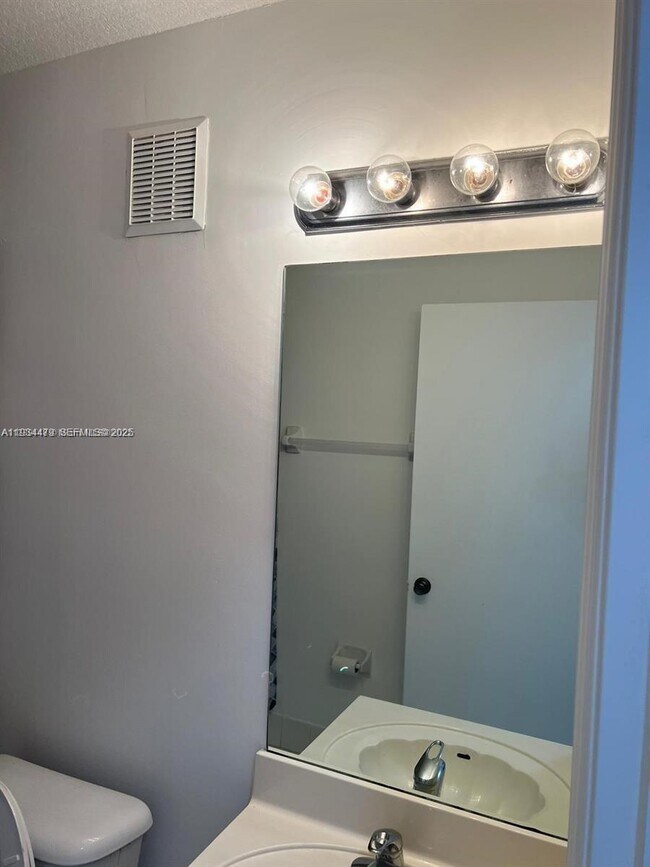 Building Photo - 2911 SE 13th Rd