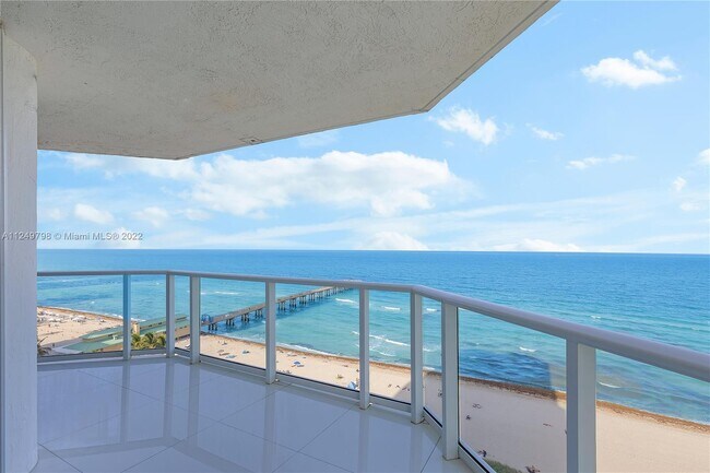Building Photo - 16485 Collins Ave