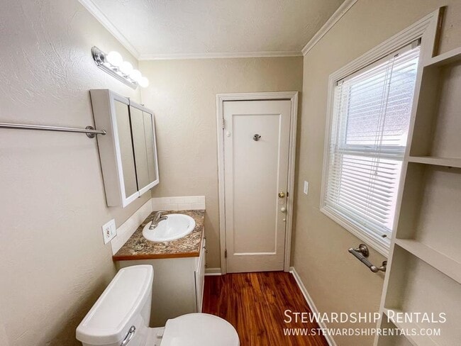 Building Photo - 1376 W 6th Ave