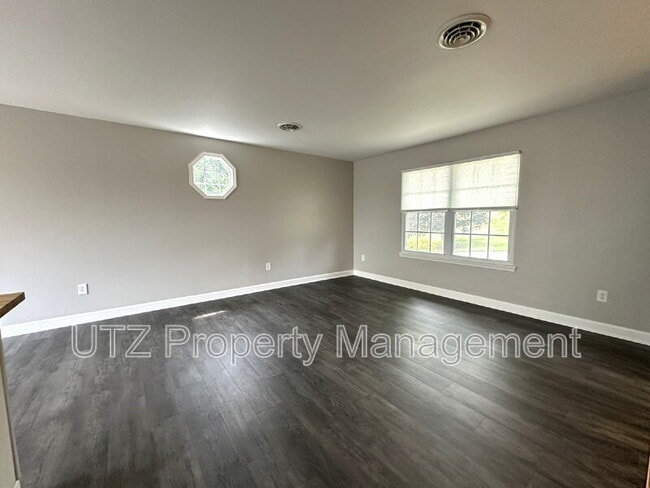 Building Photo - 317 Luther Dr