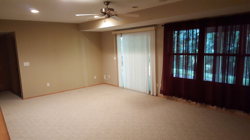 Basement-family room - 2007 Glendale Hills Dr NE