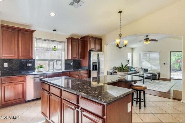 Building Photo - 2823 E Questa Dr