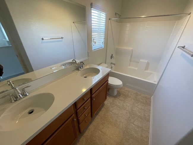 Building Photo - Spacious Two Story 5bd/3ba House