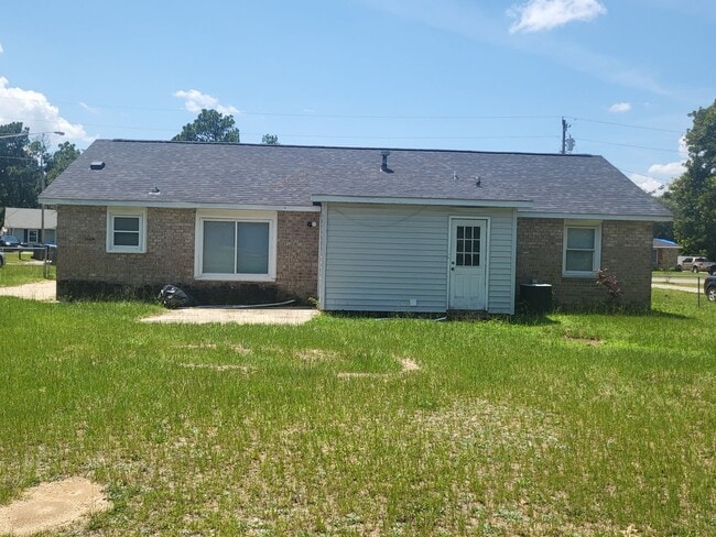 Building Photo - 3 bdroom 1.5 bath off Tobacco Rd