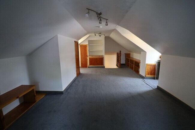 Building Photo - 360 N SF