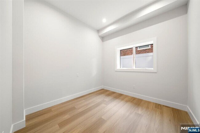 Building Photo - 450 N 10th St