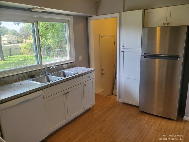 Building Photo - 2554 Crystal Dr