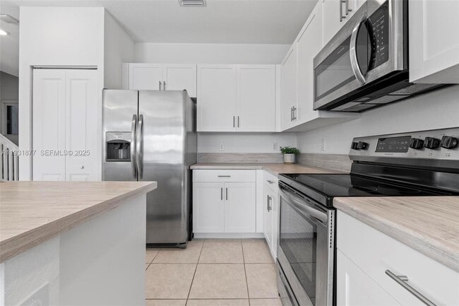 Building Photo - 20544 NE 5th Pl