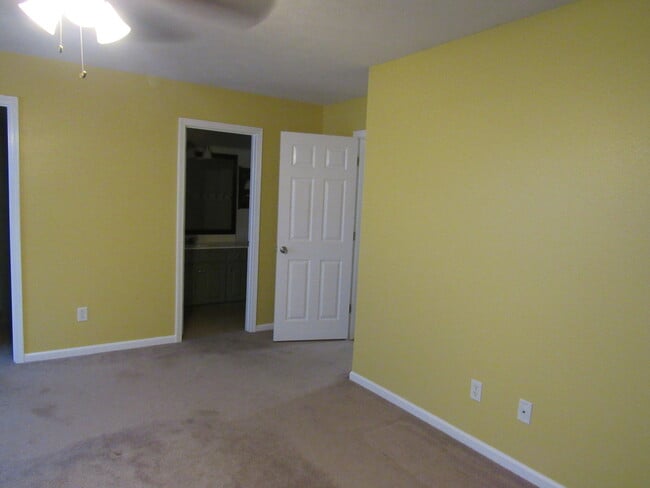 Building Photo - Contact Peggy 501 676 1758 Pets ok with approval