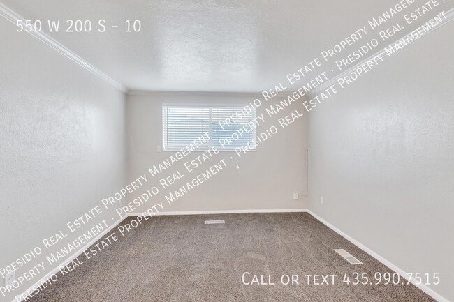 Building Photo - Cute, clean 2 BR/1 BA apartment