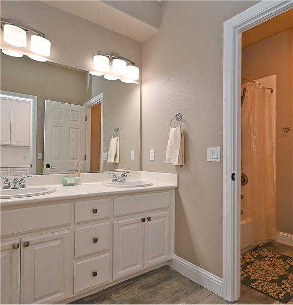 Building Photo - 829 Deer Spring Cir