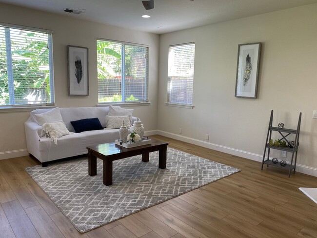 Building Photo - BEAUTIFUL TWO STORY MERCED HOME FOR RENT!