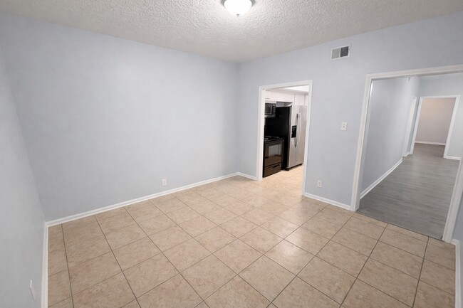 Building Photo - 800 N San Jacinto St