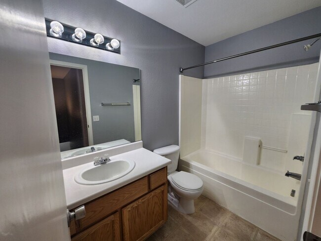 Building Photo - HENDERSON: 3 bed/2.5 bath Townhome with Spacious Kitchen, Private Backyard, Large Primary Suite &...