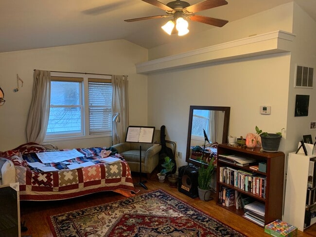 Building Photo - 1 bedroom, 1 bath home - Available August 2026!