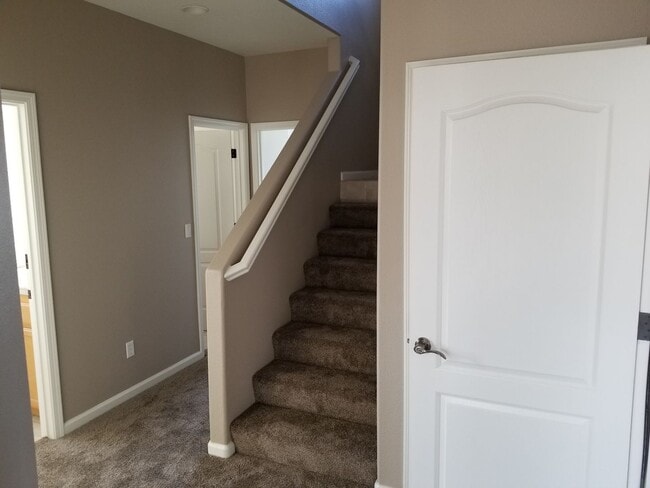 Building Photo - Stunning Home in Pacific Crest!  This 5 Bedroom 2.5 Bathroom with 2 Living Rooms