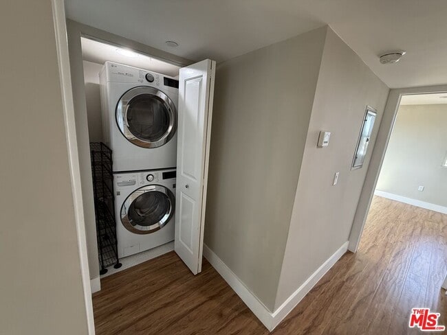 Building Photo - 2303 1/2 Hauser Blvd