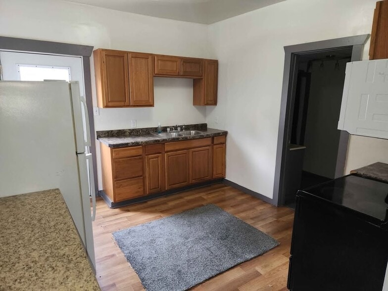 Kitchen - 1111 University Ave