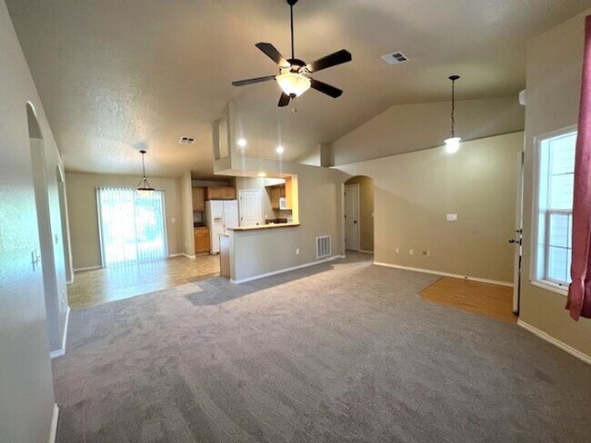 Building Photo - Beautiful 3 bed 2 bath home in the Woodsid...
