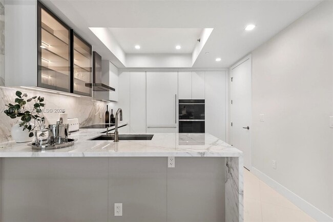 Building Photo - 16001 Collins Ave