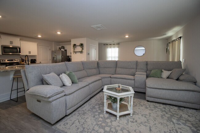 Building Photo - Stylish & Spacious Pet-Friendly Home in Bo...