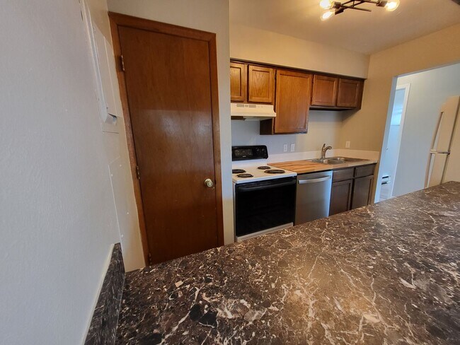 Building Photo - Vaulted Ceilings & Modern Two Bedroom in L...