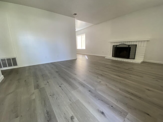 Building Photo - 2929 S Cedar Ridge Pl