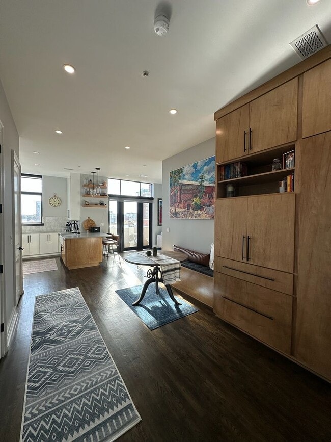 Building Photo - Beautiful 1 Bedroom 1.5 Bath Condo in down...