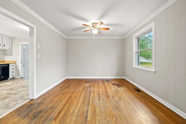 Building Photo - 3 Bedroom Pet Friendly Home For Rent!