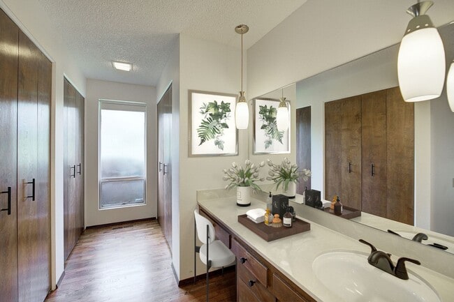 Building Photo - 4bd/2.5ba Clyde Hill Home