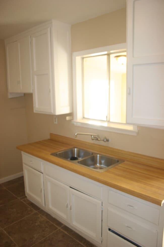 Building Photo - 3 bd 1 bath Southeast 93307 Mt. Vernon & V...