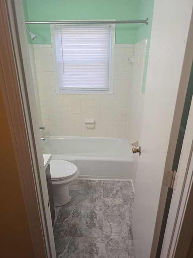 Building Photo - 2 Bed 1.5 bath townhouse