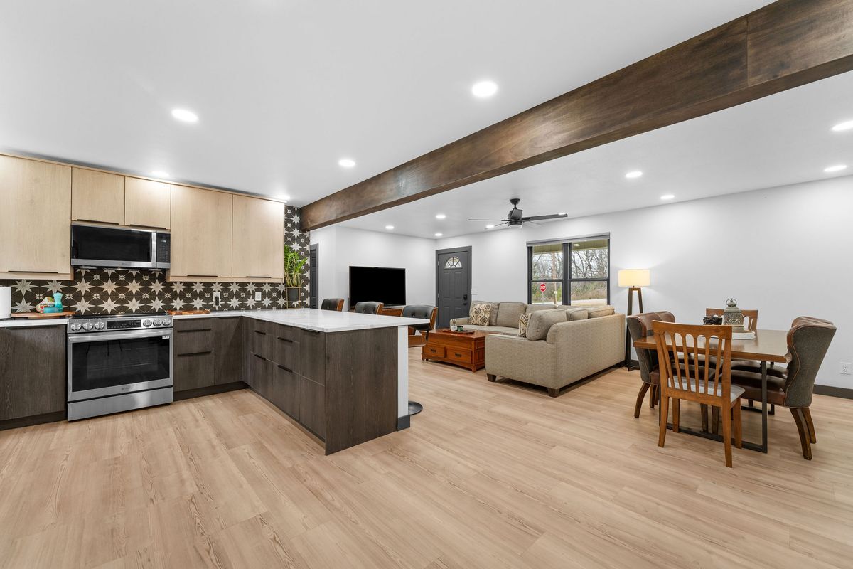 Building Photo - 118 Combs St