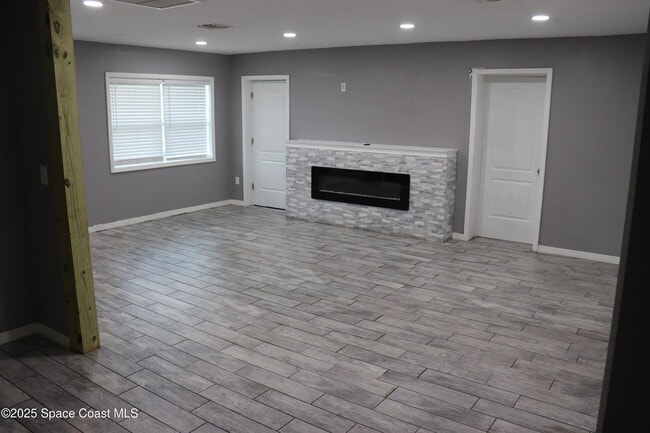 Building Photo - 491 Seacrest Ave