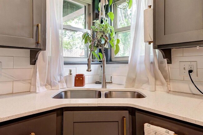 Building Photo - 3801 NW 25th St