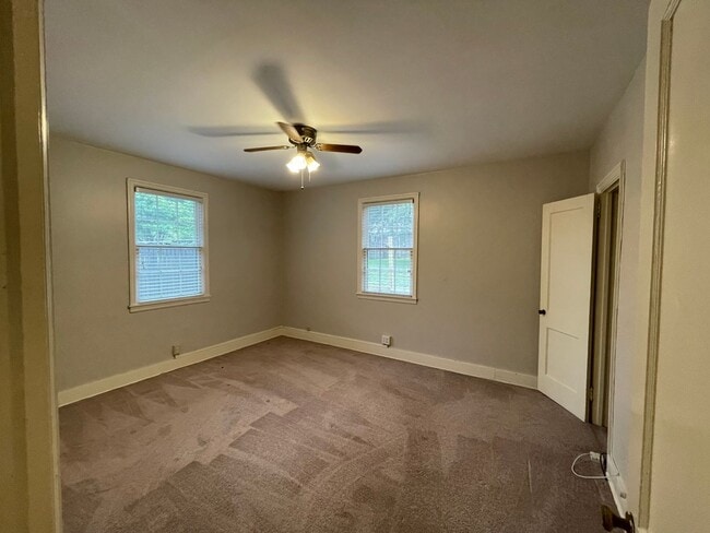 Building Photo - Adorable Cottage in The Hill Area!