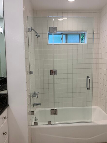 LARGE TUB/SHOWER - 1413 S Beverly Glen Blvd