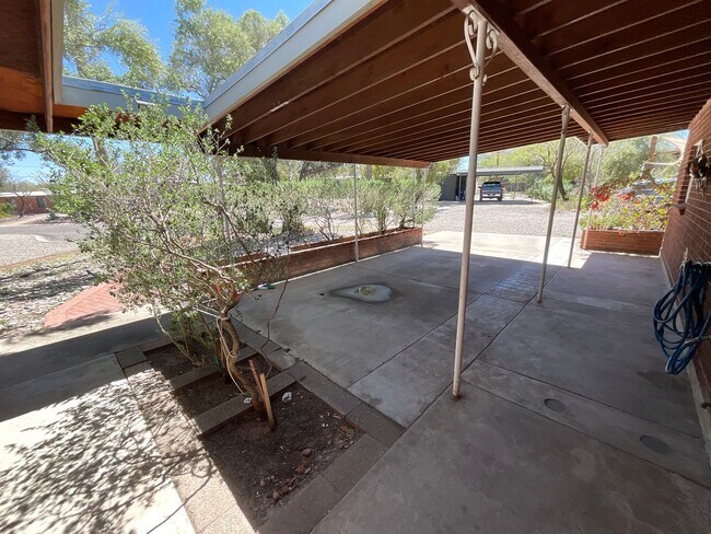 Building Photo - Eastside home with privacy on cul-de-sac