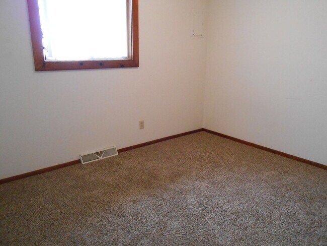 Building Photo - 2 Bedroom, 1 Bath Duplex on Outskirts of Loveland, CO