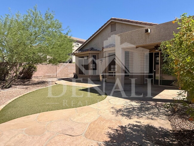 Building Photo - 3533 N Desert Oasis