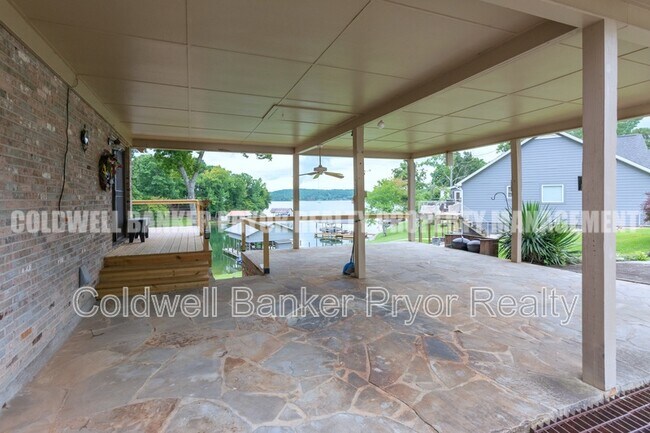 Building Photo - 165 Lakeshore Ct