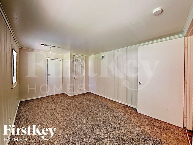 Building Photo - 2219 S Hall Rd