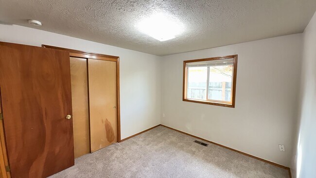 Building Photo - 3 Bedroom 1.5 Bath Home Fenced Yard, Shed & Garage