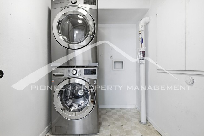 Building Photo - Charming Home with Washer/Dryer and Fenced Yard