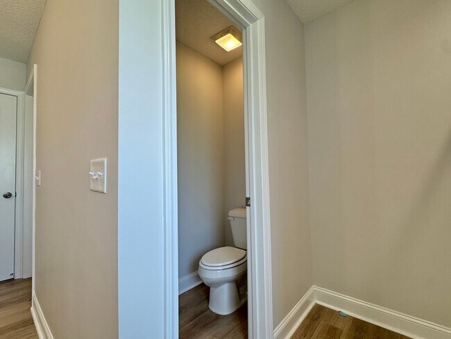 Building Photo - $500 RENT CREDIT | AVAILABLE NOW! (Pet Friendly)