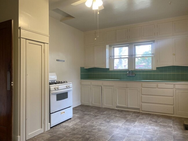 Building Photo - Available Now! Charming 3-bdrm./1.5-bath, ...